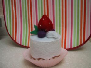 felt-strawberrycake2.sidebar.jpg